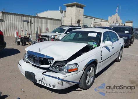 2005 Lincoln Town Car Signature z USA, uszkodzony, nr VIN 1LNHM81W75Y620678